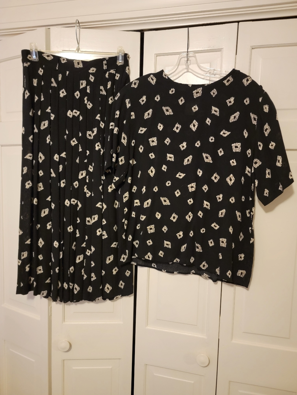 Leslie Fay Sportswear Black Printed Pleated Maxi Skirt Size10 &Top Size 12 EUC